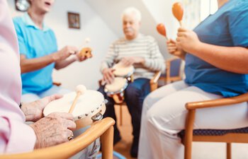 Betreuungsgruppen für Seniorinnen und Senioren im Alten- und Service-Zentrum Obermenzing | © adobestock_kzenon_291717970